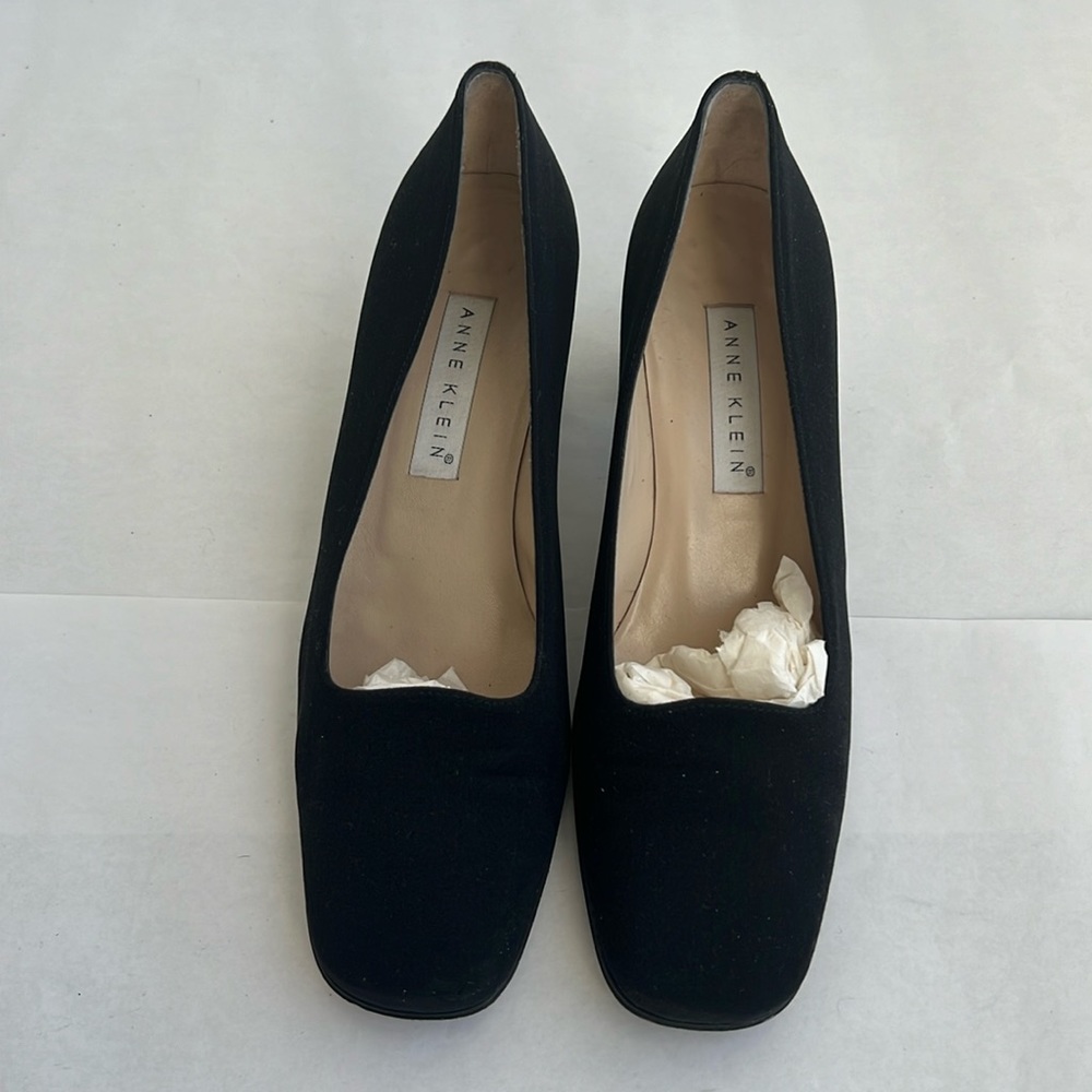 Block heeled pump